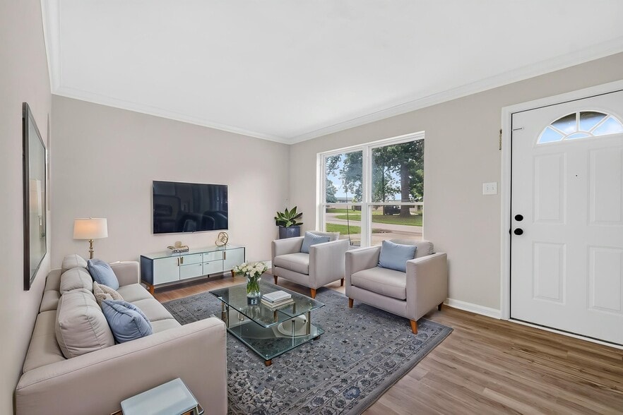 Building Photo - 121 Sunglow Dr