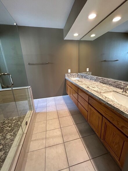 Primary Bathroom - 3 Alicante