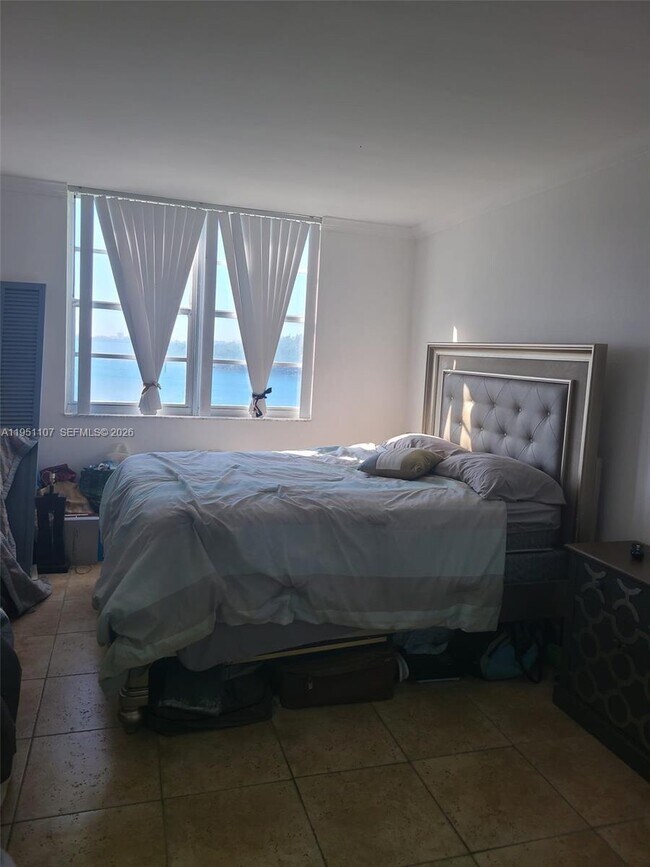 Building Photo - 500 Bayview Dr