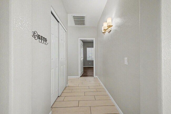 Building Photo - 1331 W Blue Ridge Ct
