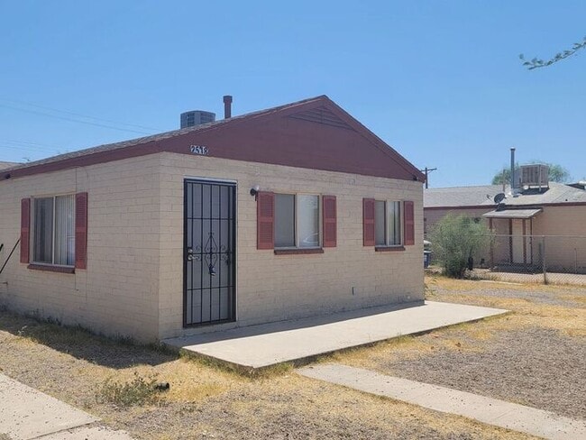 Building Photo - Spacious 2-Bed, 1-Bath Home | Large Shared Yard & Prime Commuter Access