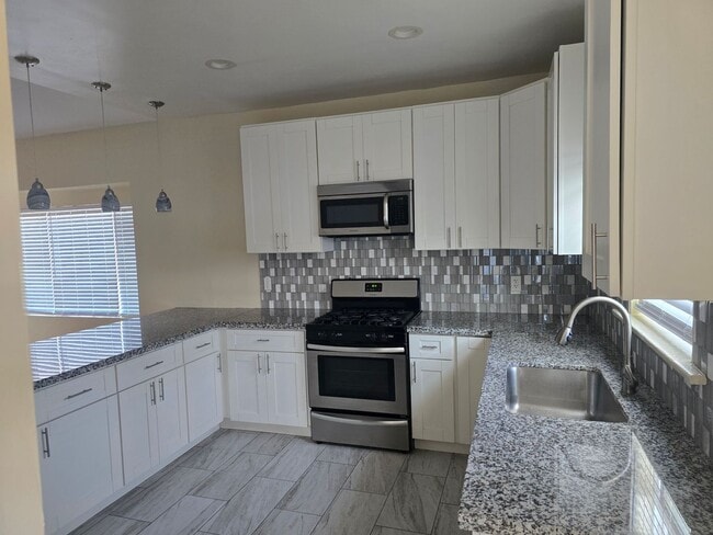 Building Photo - Large 2 bed 1 Bath House