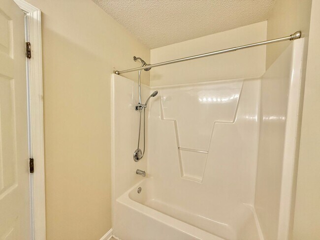 Building Photo - Comfortable 3BD, 2.5BA North Raleigh Townhome with HOA Amenities