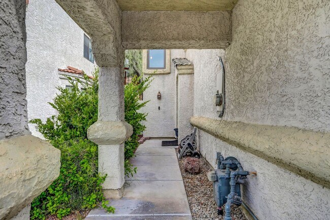 Building Photo - 3 bedroom home with pool!!