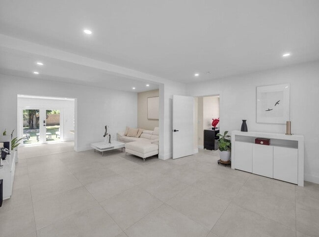 Building Photo - 520 NE 135th St