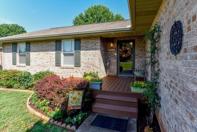 Building Photo - Maryville 37803 - 3 bedroom home with bonus room - Contact Tom Parry (865) 607-3649