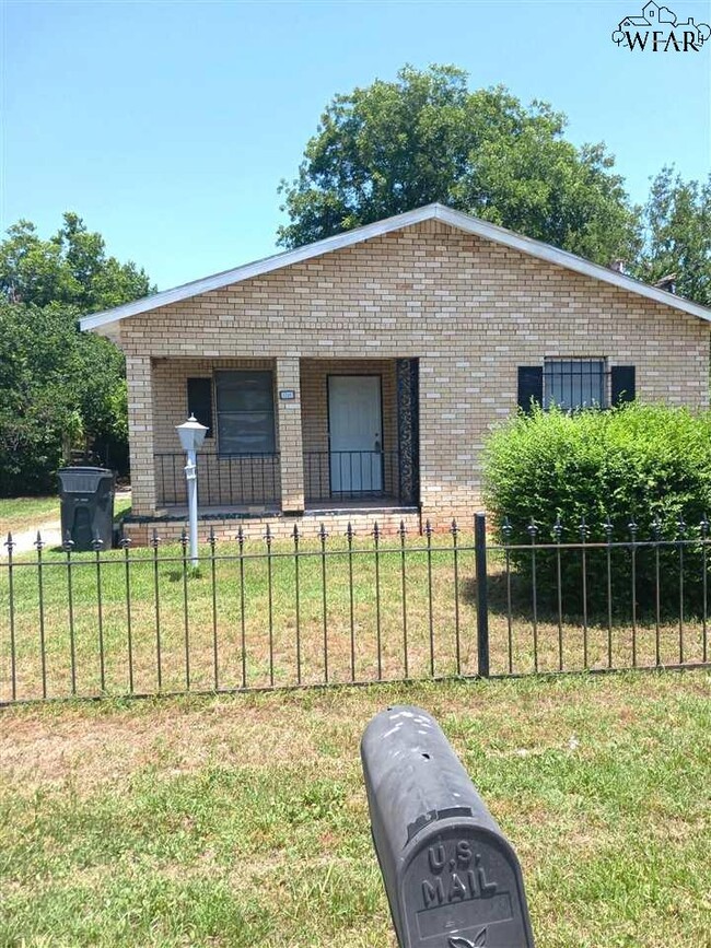 Primary Photo - 1209 Gladiolus St