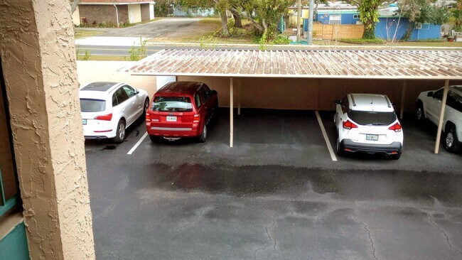 Building Photo - Bright Furnished End-Unit Condo Overlooking the Pond