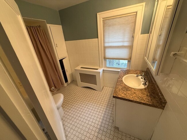 Building Photo - 4 bedroom, 2bath