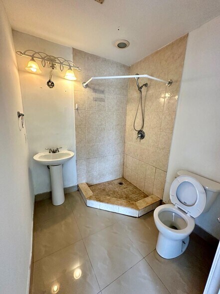 Building Photo - 308 SE 12th St