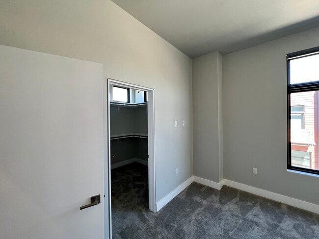 Building Photo - 100 High St