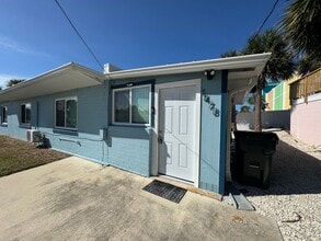 Building Photo - 1/1 Duplex by the Beach!!