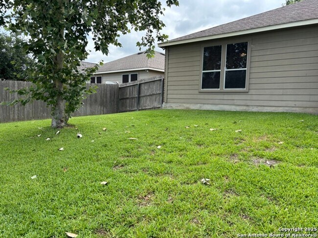 Building Photo - Welcome to this spacious 4 bedroom, 2 bathroom home located in Selma, TX.