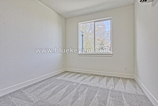 Building Photo - 1528-A: 3 Bed, 2.5 Bathroom Townhome Near ...