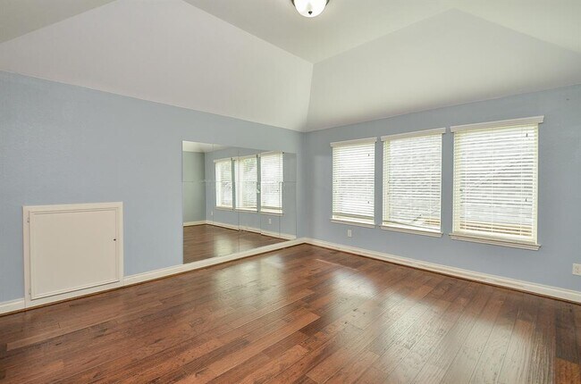 Building Photo - 28722 Maple Red Dr