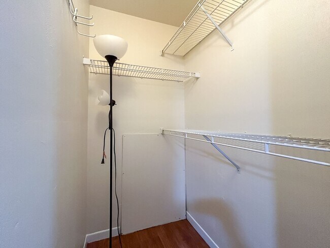 Building Photo - Beautiful Room for Rent in a 4/4 Unit - University Terrace West 511-B
