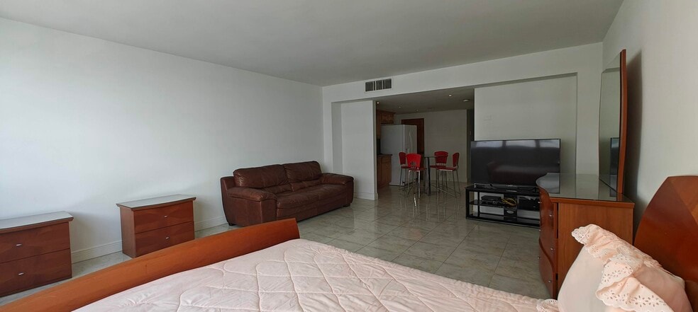 Building Photo - 801 Brickell Bay Dr