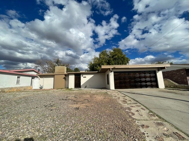 Building Photo - Beautifully Updated 3 Bedroom/2 Bathroom H...