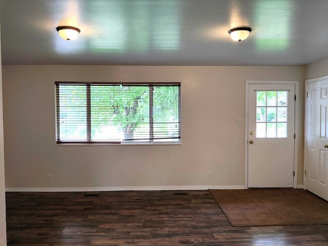 Building Photo - Great 5 Bed 3 Bath Rambler Home in Sandy
