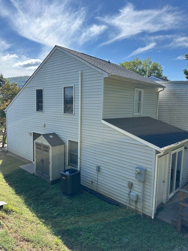 Building Photo - 925 Rives St