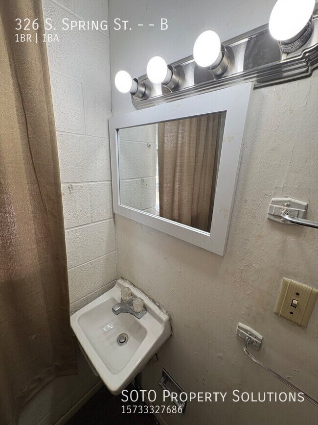 Building Photo - 326 S Spring St