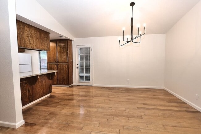 Building Photo - Beautiful corner halfplex available now for rent!