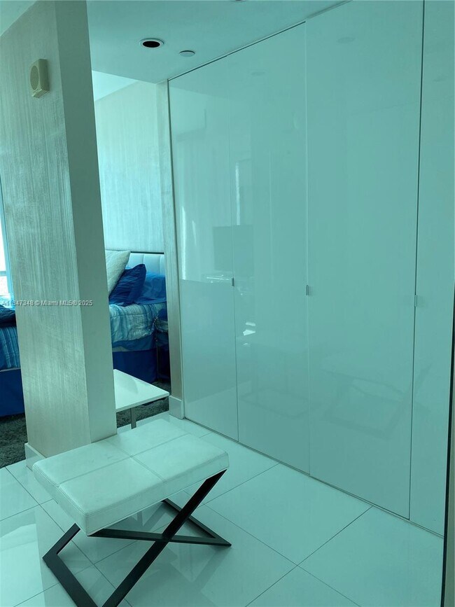 Building Photo - 17121 Collins Ave