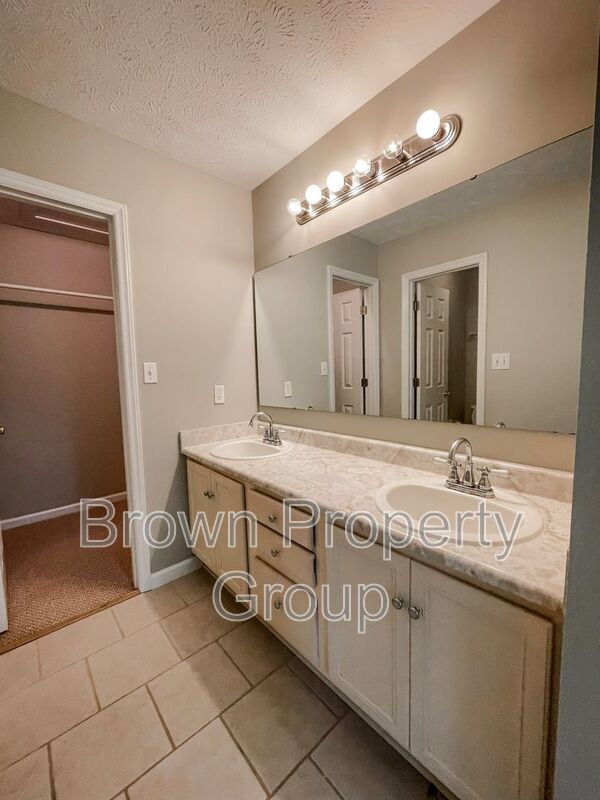 Building Photo - 6307 Fox Glen Dr