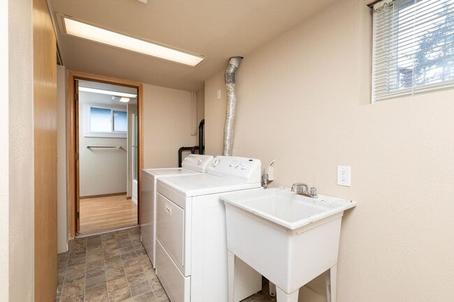 Building Photo - Updated 3 Bedroom Northgate Home with Atta...