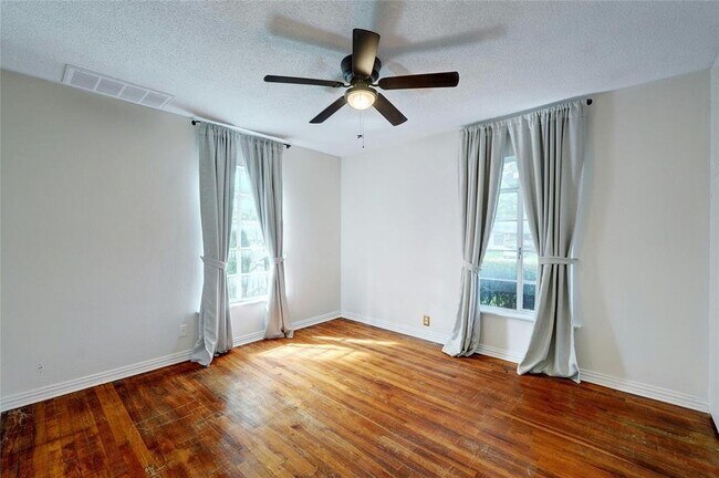 Building Photo - 904 E 55th 1/2 St