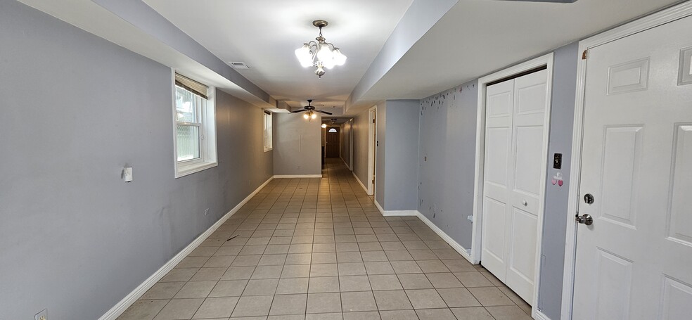 Building Photo - 2444 W Homer St