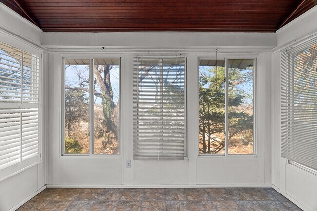 Building Photo - Charming 2+ Bedroom in Shrewsbury – Walkable Neighborhood & Pet-Friendly!