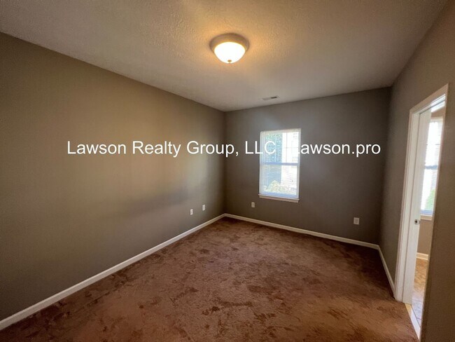 Building Photo - Luxurious Colonial Green Townhome