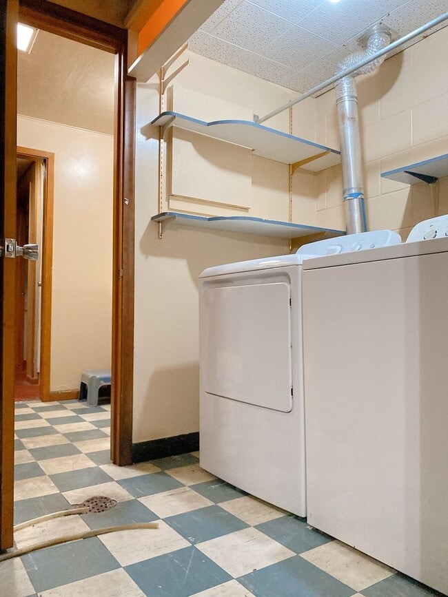 Building Photo - A wonderful 4-bedroom house in the Benson Gardens area - near Walmart Neighborhood Market, Asian ...