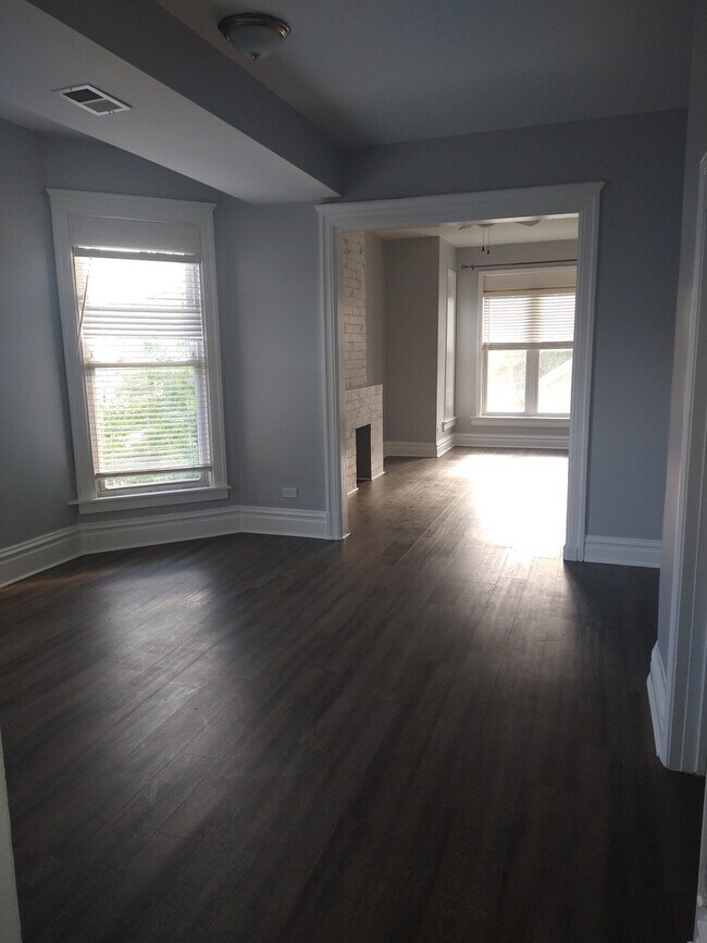 Building Photo - 209 S Albany Ave