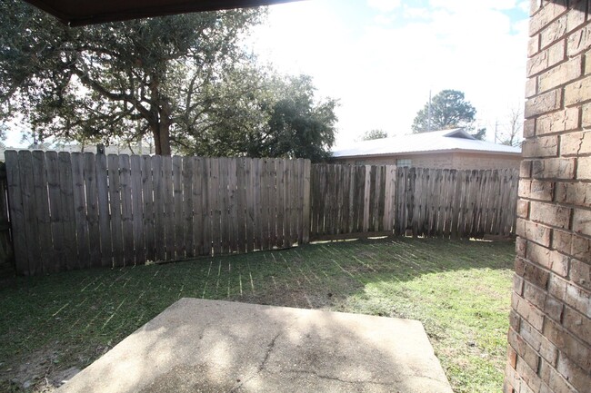 Building Photo - 2/1 Gulf Breeze Duplex! Pet friendly with ...