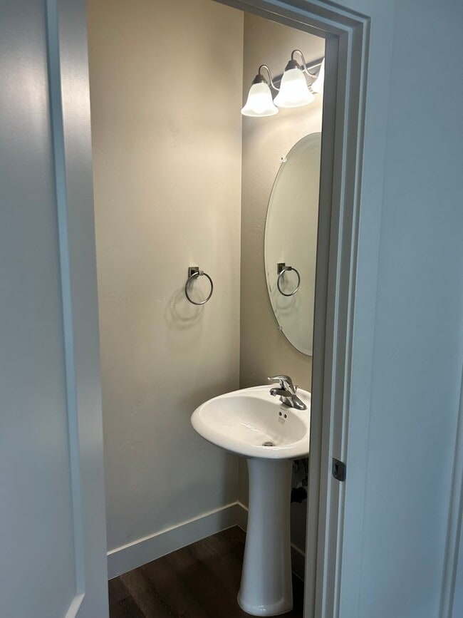 Building Photo - BEAUTIFUL TOWNHOME!