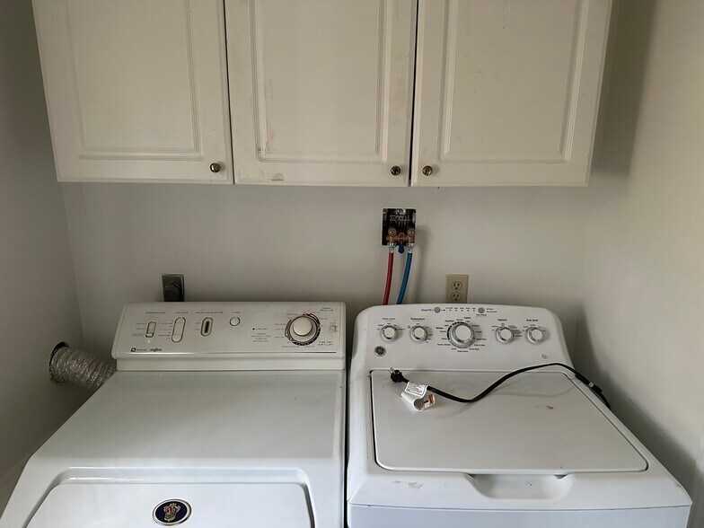 Building Photo - 6 Birch Cir