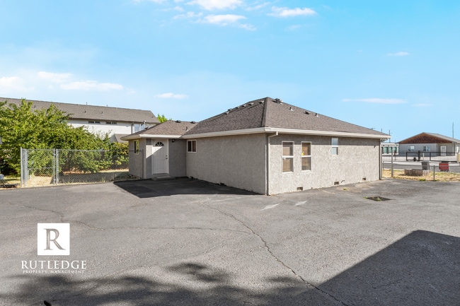 Building Photo - 3 Bedroom House in Central Point!