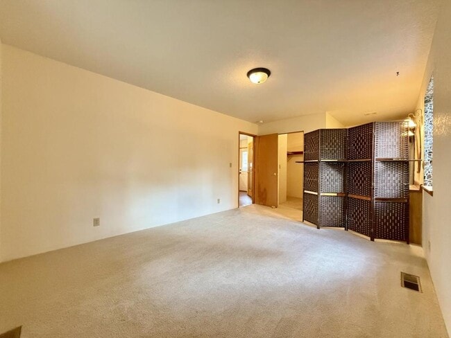 Building Photo - 300 Colonial Dr