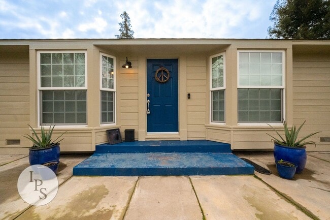 Building Photo - Beautiful Old Fig Home, 3BR/1BA, Huge Lot!...