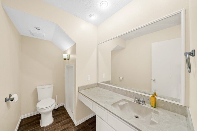 Building Photo - 2602 Cloverfield Ct