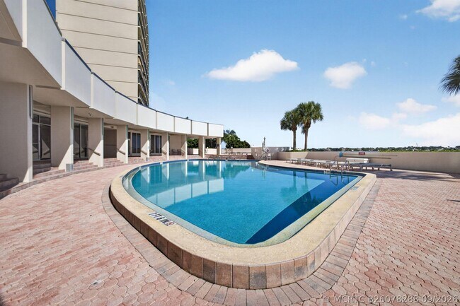 Building Photo - 126 Lakeshore Dr
