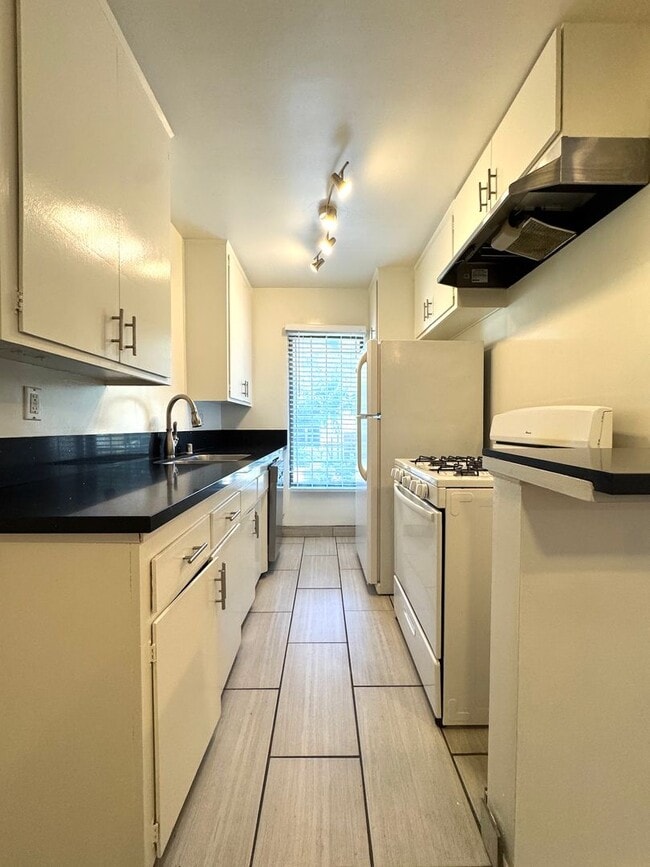 Building Photo - ONE MONTH FREE! Spacious 1 Bedroom in West Hollywood