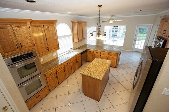 Building Photo - 1615 Greenleaf Oaks Dr
