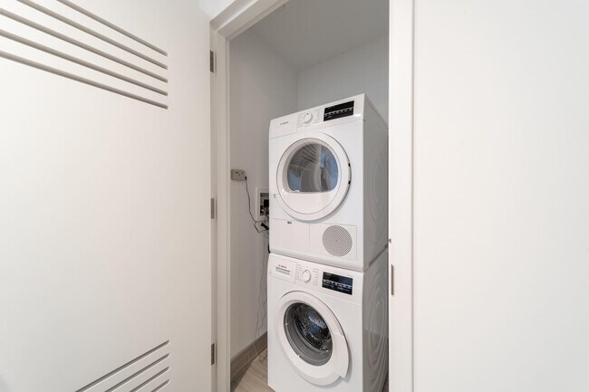 Building Photo - 99 Hudson St