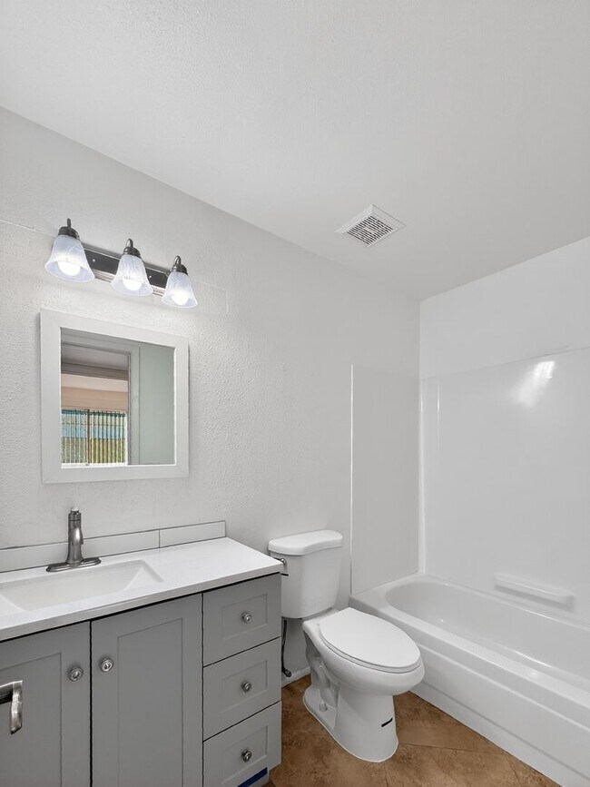 Building Photo - Spacious 4 Bedroom Pool Home in Quiet Cul De Sac