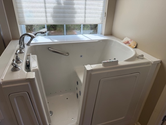 Master Bathtub - 54047 Flycatchers Ct