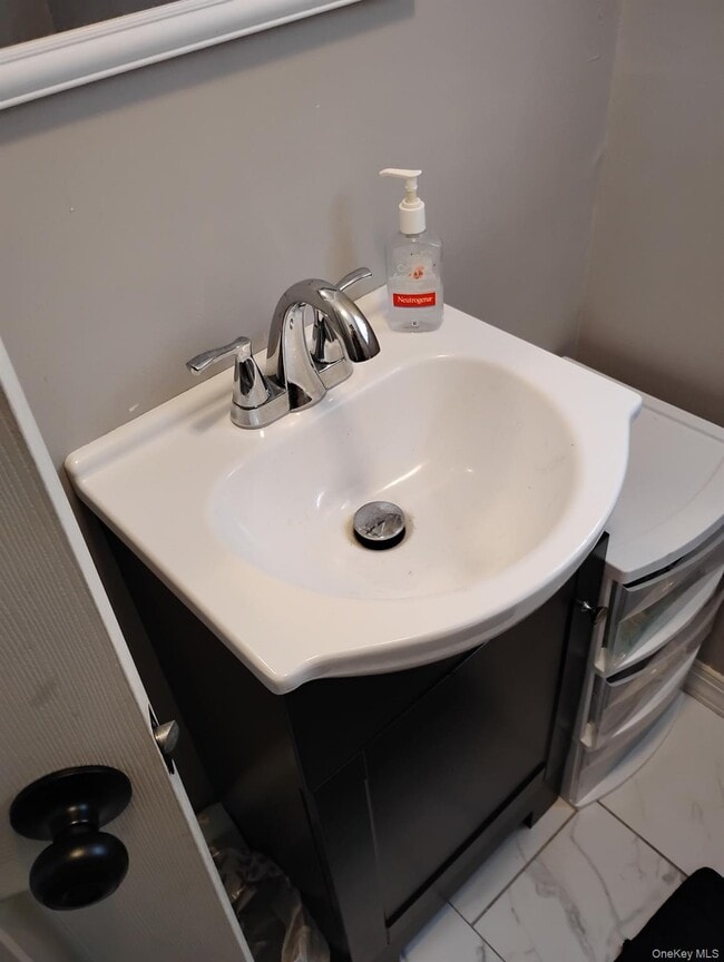 Building Photo - 60 Bay Ave