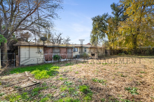 Building Photo - 220 E 44th St S